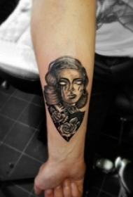 人物肖像纹身 男生手臂上女生人物纹身图案