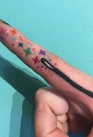 简约手指纹身 女生手指上彩色的魔法棒纹身图片
