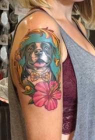 双大臂纹身 女生大臂上彩色花朵和小狗纹身图片