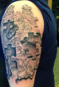 欧美拼图纹身 男生大臂上黑色的拼图纹身图片