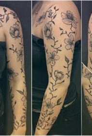 欧美花臂纹身 女生手臂上黑色花朵纹身图片