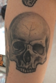 骷髅纹身 男生手臂上黑灰的骷髅纹身图片