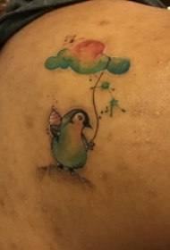企鹅纹身图 男生肩部彩色气球和企鹅纹身图片