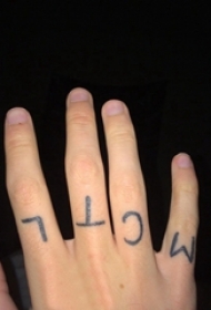 手纹身英文字母 女生手指上好看的英文字母纹身图片