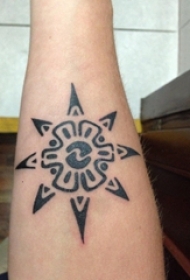 太阳图腾纹身 女生手臂上太阳纹身图片