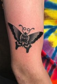 3d蝴蝶纹身 女生手臂上黑色的蝴蝶纹身图片