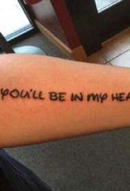 英文短句纹身 男生手臂上黑色的英文纹身图片