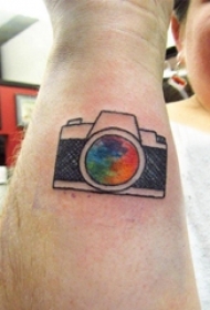 手臂纹身素材 男生手臂上彩色的照相机纹身图片