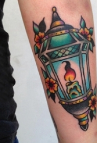 手臂纹身素材 男生手臂上花朵和灯纹身图片