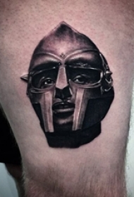 武士头盔纹身 男生大腿上黑色的武士头盔纹身图片