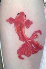 小金鱼纹身 女生小腿上彩色的金鱼纹身图片