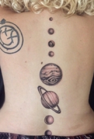 脊柱纹身图案 女生后背上黑色的星球纹身图片