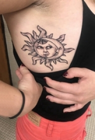 太阳图腾纹身 女生侧肋上太阳图腾纹身黑灰图片