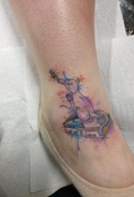 小清新猫咪 女生脚踝上彩色的猫咪纹身图片