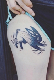垂耳兔子纹身 女生大腿上黑色的兔子纹身图片