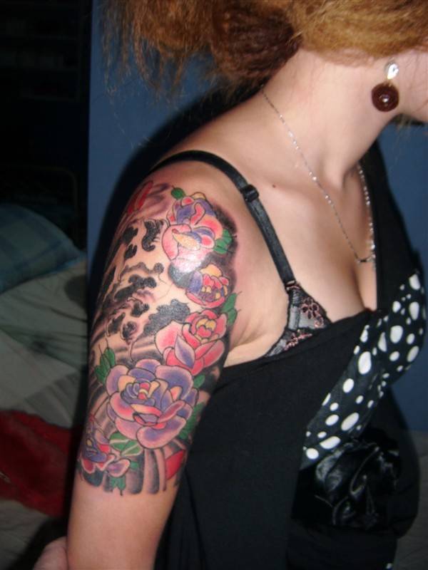 点击大图看下一张：秀丽玫瑰肩部纹身