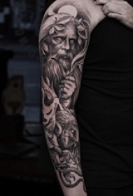 人物肖像纹身 女生手臂上黑灰人物肖像纹身图片