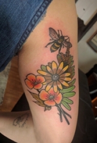 花朵纹身 女生手臂上文艺花朵纹身彩绘图片