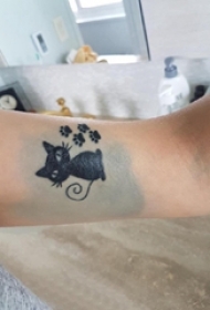 小清新猫咪纹身 女生手臂上黑色的猫咪纹身图片