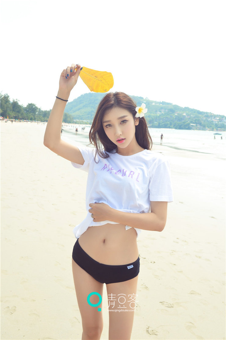 点击大图看下一张：沙滩美女写真女神李筱乔JoJo性感沙滩美腿秀