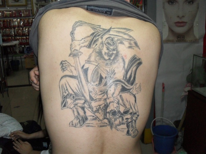 点击大图看下一张：背部经典佛门神话纹身