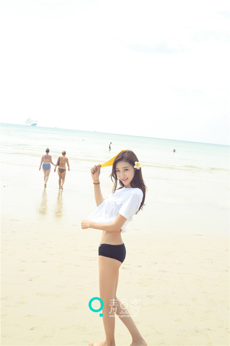 点击大图看下一张：沙滩美女写真女神李筱乔JoJo性感沙滩美腿秀
