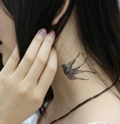 点击大图看下一张：颈部优美飞燕系列纹身