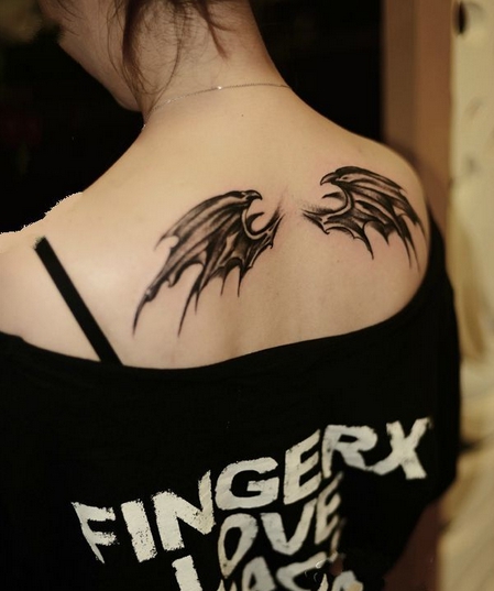 点击大图看下一张：个性背部羽毛翅膀纹身图案