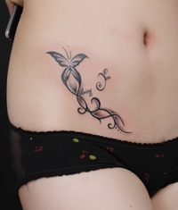 点击大图看下一张：女生腹部艺术彼岸花纹身