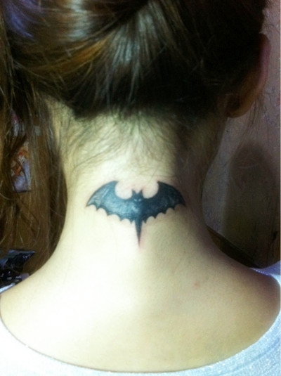 点击大图看下一张：酷黑个性蝙蝠纹身图案