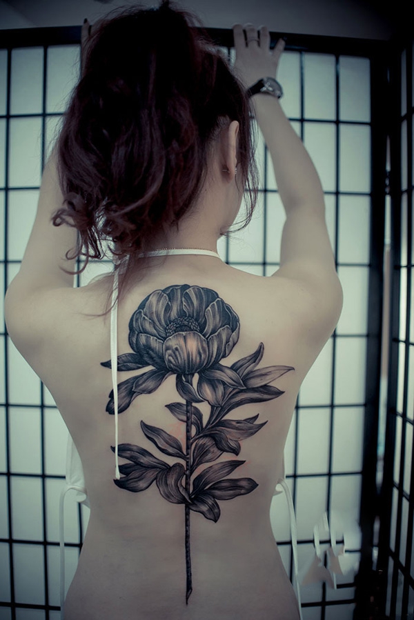 点击大图看下一张：女生背部艺术玫瑰图案纹身