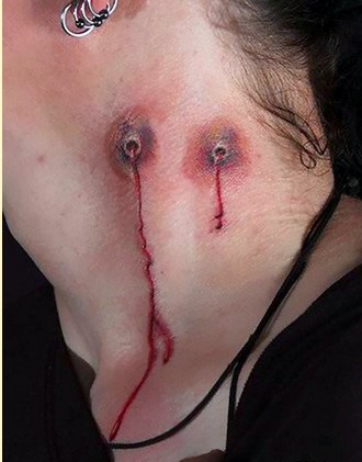 点击大图看下一张：颈部个性仿真疤痕纹身图片