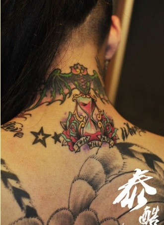 点击大图看下一张：个性艺术颈部彩绘纹身