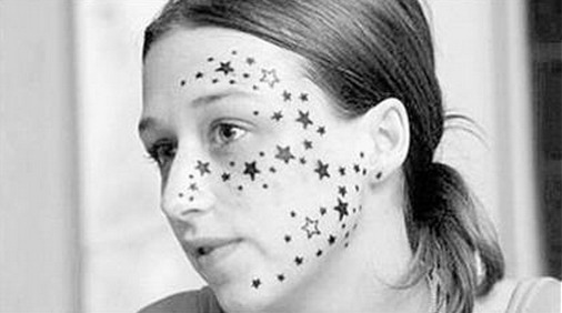 点击大图看下一张：唯美星星脸部纹身