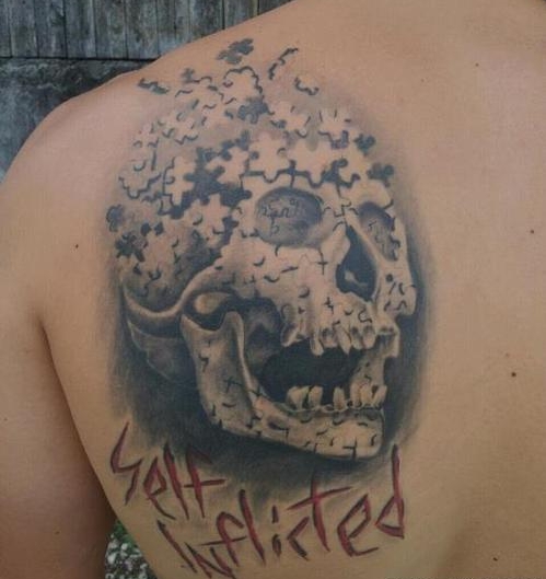 点击大图看下一张：肩部酷黑艺术骷髅纹身