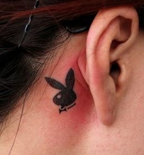 点击大图看下一张：优美耳侧艺术纹身