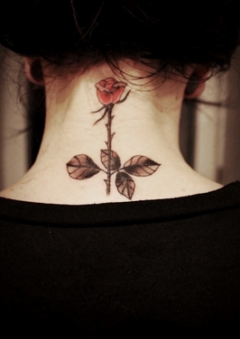 点击大图看下一张：颈部艺术玫瑰纹身
