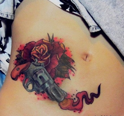 点击大图看下一张：女生时尚腹部手枪图案纹身