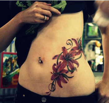 点击大图看下一张：女生腹部艺术彼岸花纹身