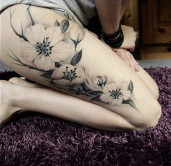 点击大图看下一张：艺术花边腿部纹身