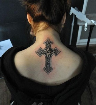 点击大图看下一张：信仰十字架颈部纹身