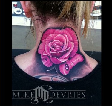 点击大图看下一张：颈后优美艺术玫瑰纹身