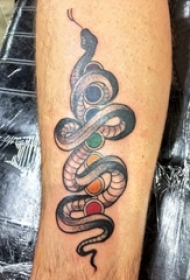 小动物纹身 男生小腿上彩色的蛇纹身图片
