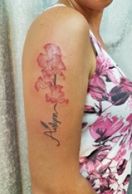 女生小清新纹身 女生手臂上英文和花朵纹身图片