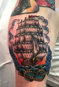 大臂纹身图 男生大臂上彩绘的帆船纹身图片