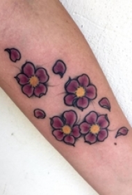 纹身手臂女生 女生手臂上彩色的樱花纹身图片