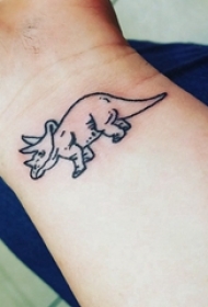 德国恐龙纹身 女生手腕上黑色的恐龙纹身图片