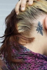 小蜜蜂纹身 女生耳后黑色的蜜蜂纹身图片