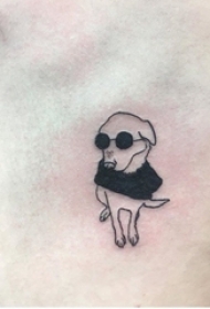 纹身胸部男 男生胸部黑色的小狗纹身图片