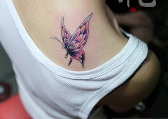 点击大图看下一张：彩色蝴蝶肩部纹身
